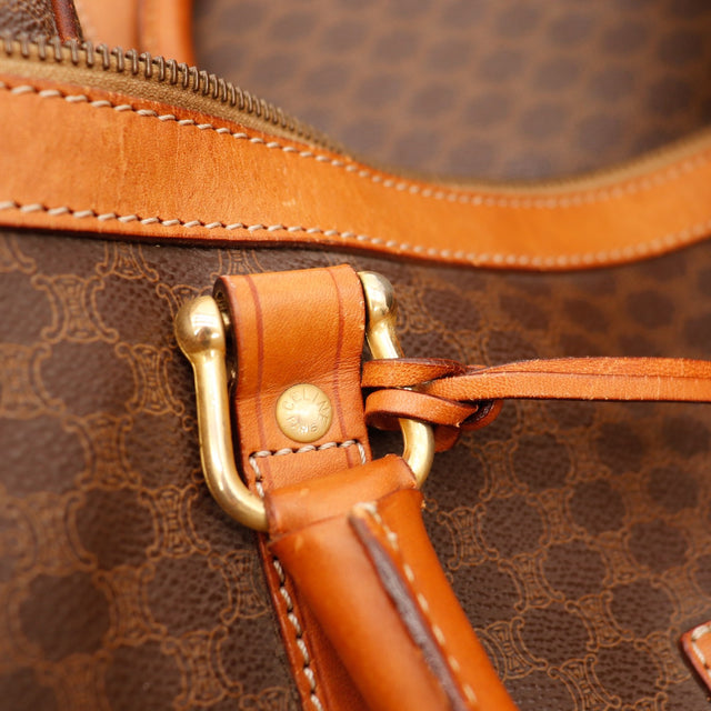 Détail de la patine caramel du cuir vachette Céline Boston Macadam occasion authentique — AMANA Vintage
