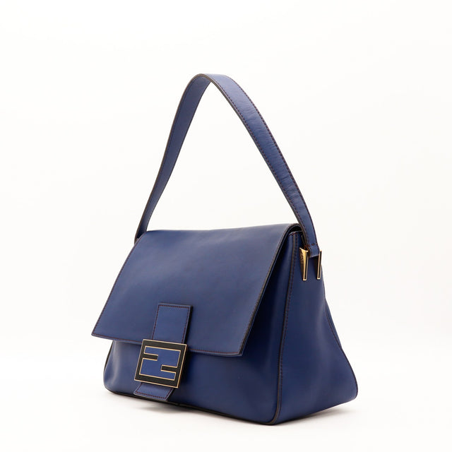 Sac Fendi Mamma Baguette cuir bleu vue trois quarts occasion authentique — AMANA Vintage