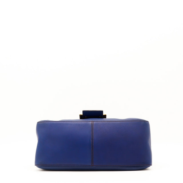 Sac Fendi Mamma Baguette cuir bleu vue du fond occasion authentique — AMANA Vintage