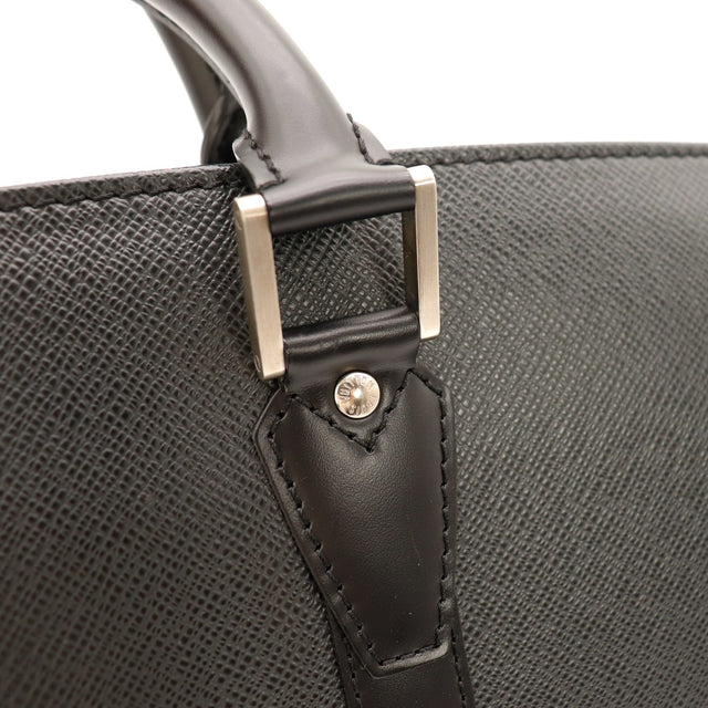 Détail attache anse et agrafe argentée Porte-Documents Rosan Louis Vuitton Taïga — AMANA Vintage