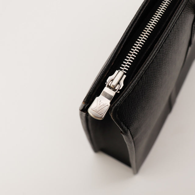 Détail zip latéral Porte-Documents Rosan Louis Vuitton cuir Taïga noir — AMANA Vintage