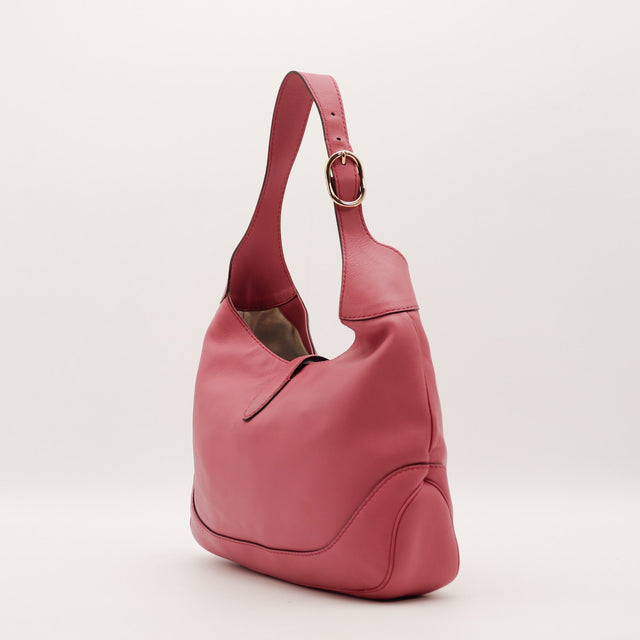 Sac Gucci New Jackie cuir framboise vue trois quarts occasion authentique — AMANA Vintage