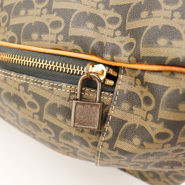 Détail cadenas et fermeture éclair sac Boston Trotter Dior — AMANA Vintage