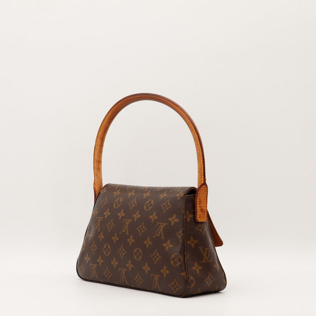 Détail de la patine du cuir vachette Louis Vuitton Mini Looping occasion authentique — AMANA Vintage