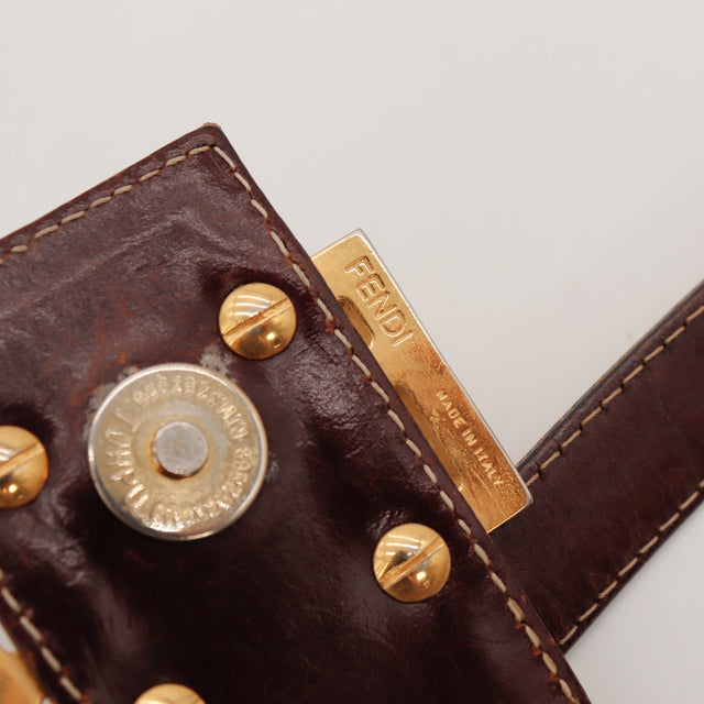 Détail rabat cuir et bouton pression Fendi Baguette — AMANA Vintage