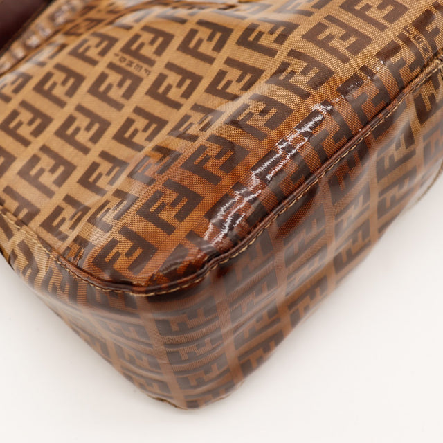 Détail craquelures du vernis sur le bas du sac Fendi Baguette — AMANA Vintage