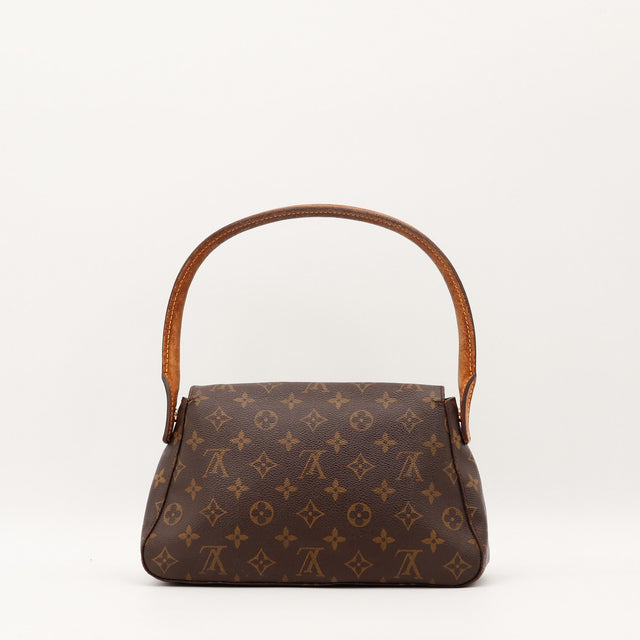 Détail de l'anse en cuir vachette Louis Vuitton Mini Looping Toile Monogramme occasion authentique — AMANA Vintage