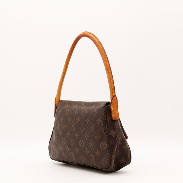 Détail des attaches d'anse Louis Vuitton Mini Looping cuir vachette occasion authentique — AMANA Vintage
