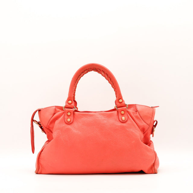 Sac Balenciaga City cuir d'agneau froissé corail vue de profil occasion authentique — AMANA Vintage
