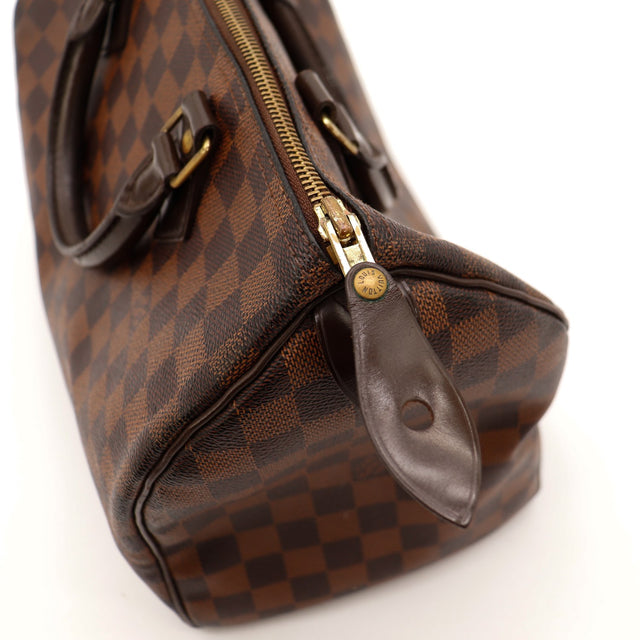 Détail fermeture éclair dorée et tirette Louis Vuitton Speedy 30 Damier Ébène — AMANA Vintage