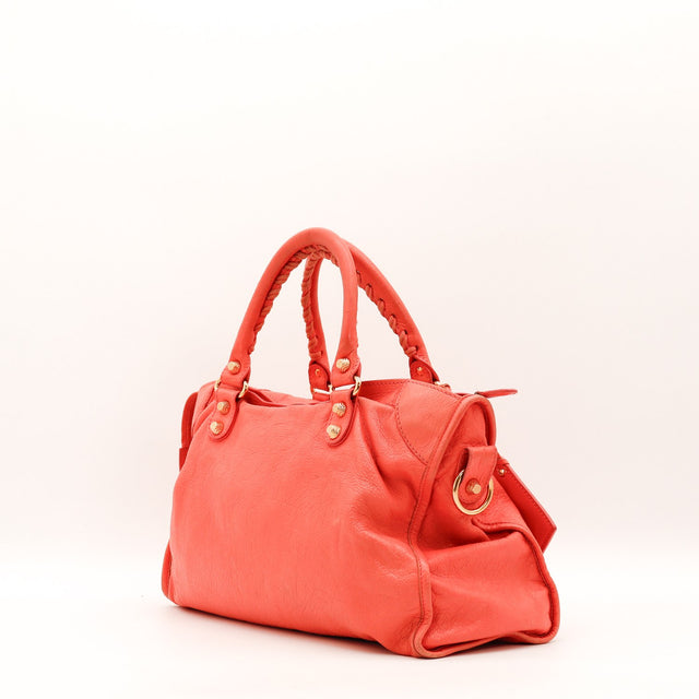 Détail tirette et zip doré Balenciaga City cuir d'agneau froissé corail occasion authentique — AMANA Vintage