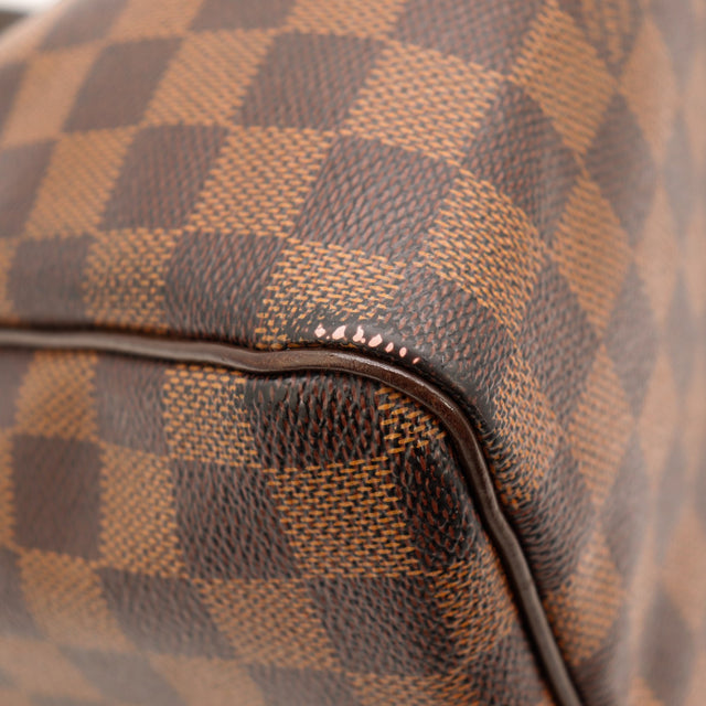 Détail coin inférieur toile Damier Ébène Louis Vuitton Speedy 30 — AMANA Vintage