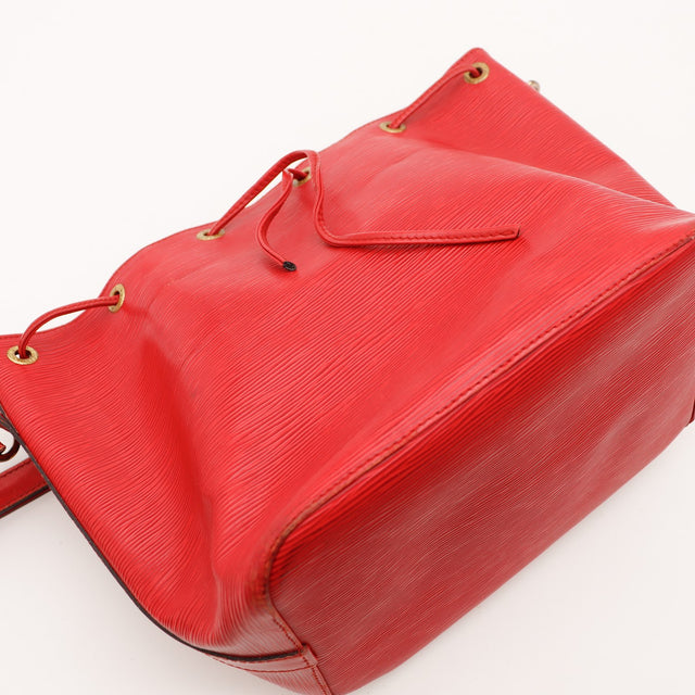 Détail base et coins Louis Vuitton Petit Noé Épi rouge — AMANA Vintage