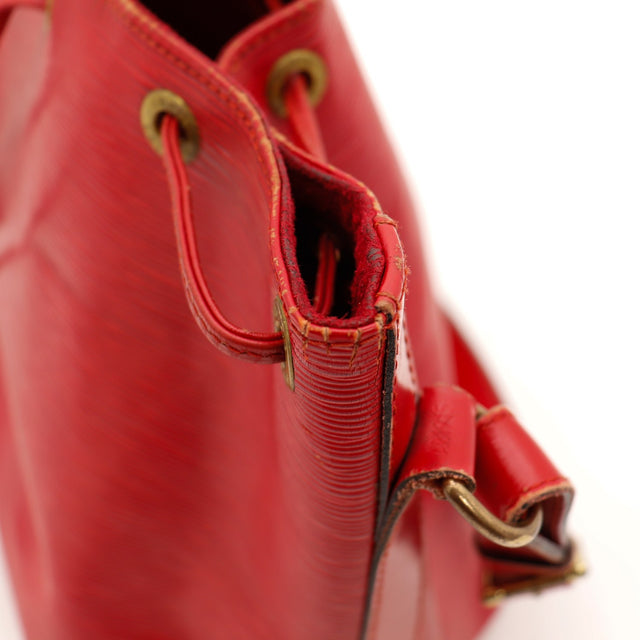 Détail bordure supérieure et œillets Louis Vuitton Petit Noé Épi rouge — AMANA Vintage