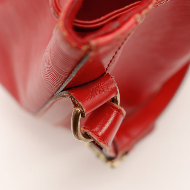Détail attache et anneau doré Louis Vuitton Petit Noé Épi rouge — AMANA Vintage