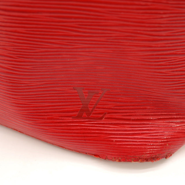 Détail logo LV embossé cuir Épi rouge Louis Vuitton Petit Noé — AMANA Vintage
