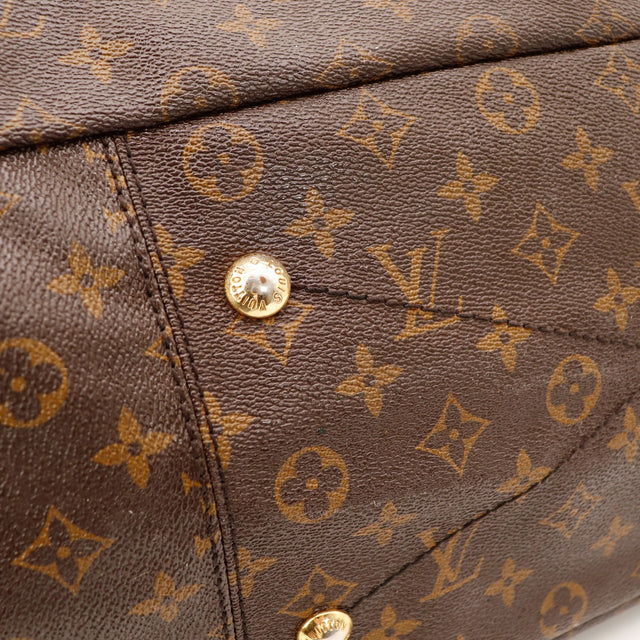 Detail pied et coin Louis Vuitton Artsy MM toile Monogram — AMANA Vintage
