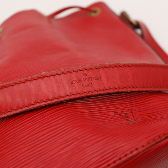 Estampille Louis Vuitton Paris sur bandoulière cuir Épi rouge — AMANA Vintage