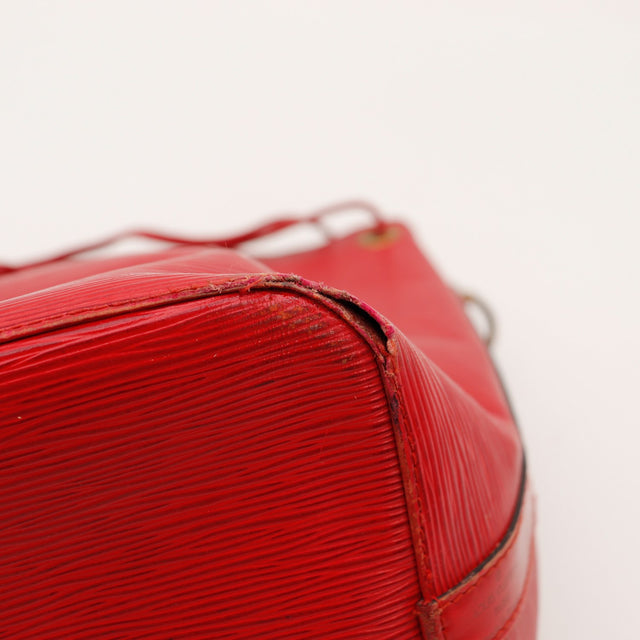 Détail coin inférieur frotté Louis Vuitton Petit Noé Épi rouge — AMANA Vintage