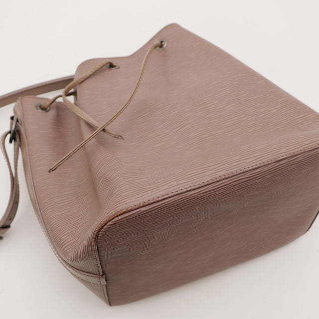 Vue de dessus du sac Louis Vuitton Petit Noé Épi taupe — AMANA Vintage