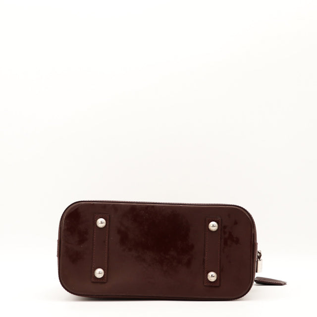 Détail de l'anse Louis Vuitton Alma PM cuir Épi bordeaux occasion authentique — AMANA Vintage