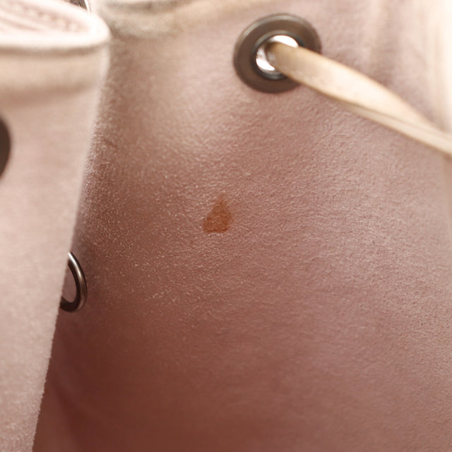 Détail petite tache sur la doublure intérieure Louis Vuitton Petit Noé — AMANA Vintage