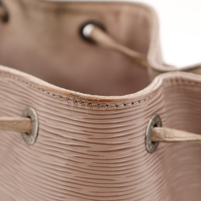 Détail oeillets et cordon de serrage Louis Vuitton Petit Noé Épi — AMANA Vintage