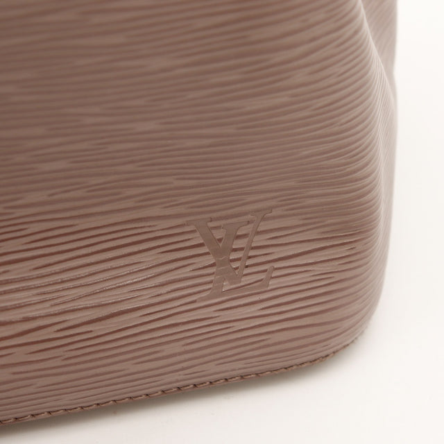 Détail logo LV embossé cuir Épi taupe Louis Vuitton Petit Noé — AMANA Vintage