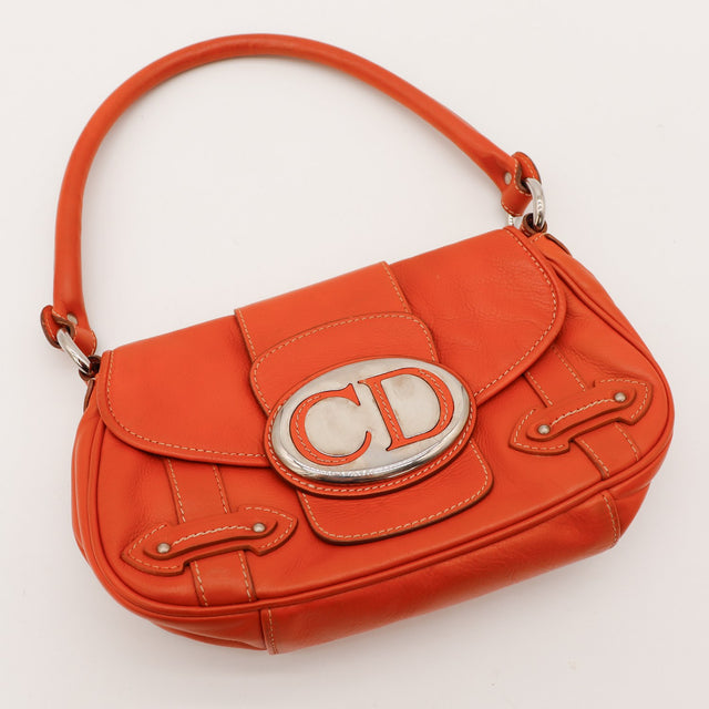 Sac Dior CD cuir rouge vue de dessus fermoir plaque occasion authentique — AMANA Vintage