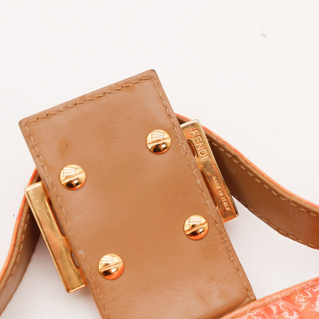 Détail attache cuir et rivets dorés Fendi — AMANA Vintage