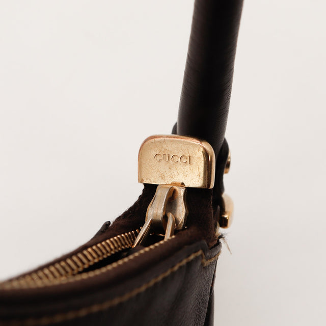 Détail fermeture éclair et anse cuir sac Gucci Hobo — AMANA Vintage