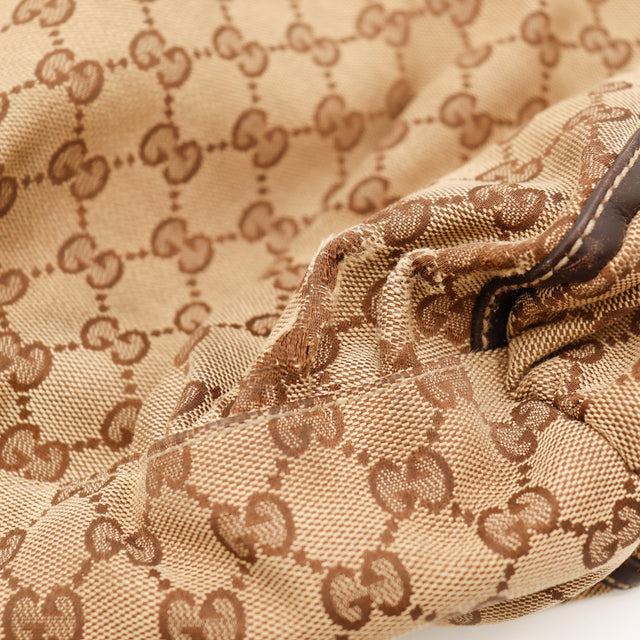 Détail toile monogrammée frottée sur les plis sac Gucci Hobo — AMANA Vintage