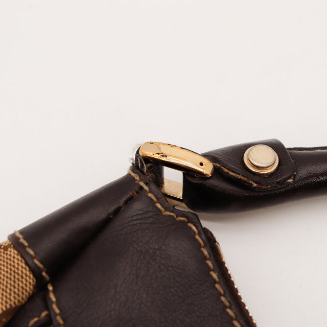 Détail attache métallique et bouton de l'anse sac Gucci Hobo — AMANA Vintage