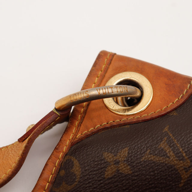 Détail œillet doré signé Louis Vuitton sac Galliera PM occasion authentique — AMANA Vintage
