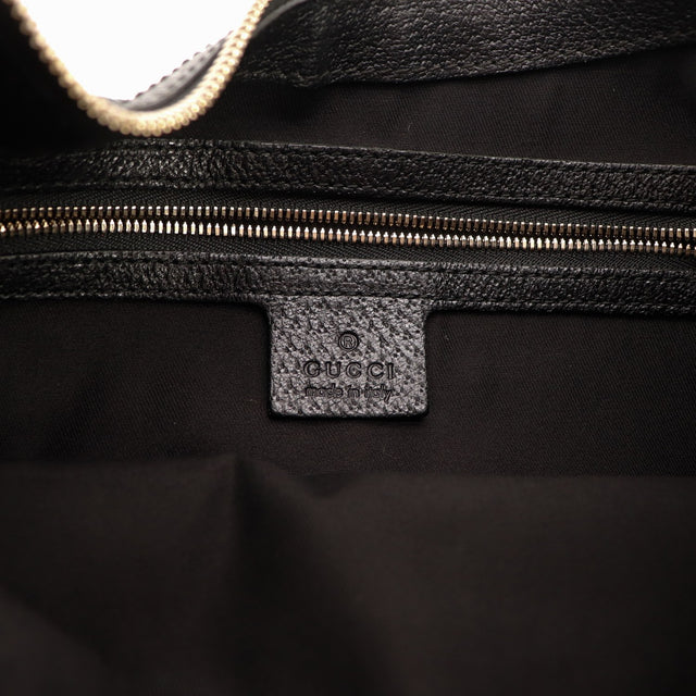Intérieur doublure textile noire et plaque Gucci made in Italy — AMANA Vintage