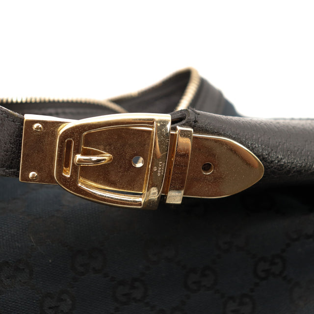 Détail boucle dorée réglable de l'anse Gucci Hobo Demi Lune — AMANA Vintage