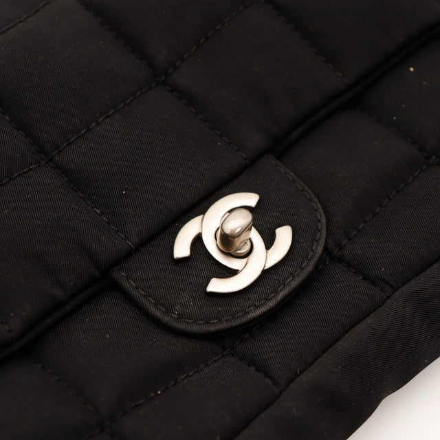 Détail fermoir CC argenté Chanel Chocolate Bar satin noir — AMANA Vintage