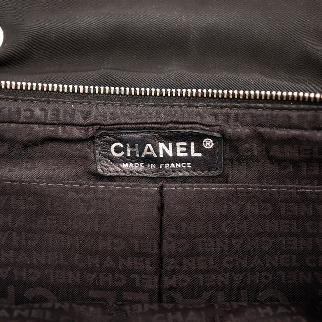 Intérieur doublure logotypée Chanel Chocolate Bar satin noir — AMANA Vintage