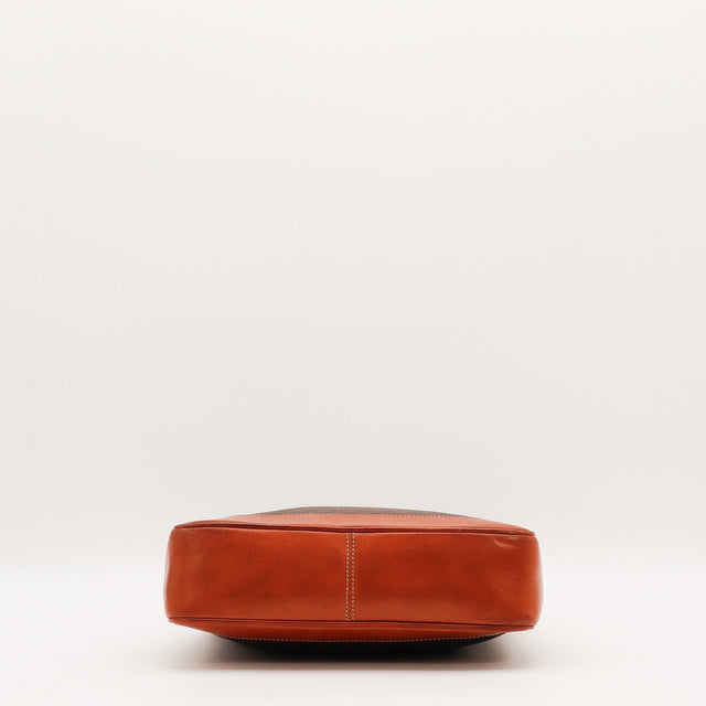 Détail des coins inférieurs Céline Hobo Macadam cuir cognac occasion authentique — AMANA Vintage