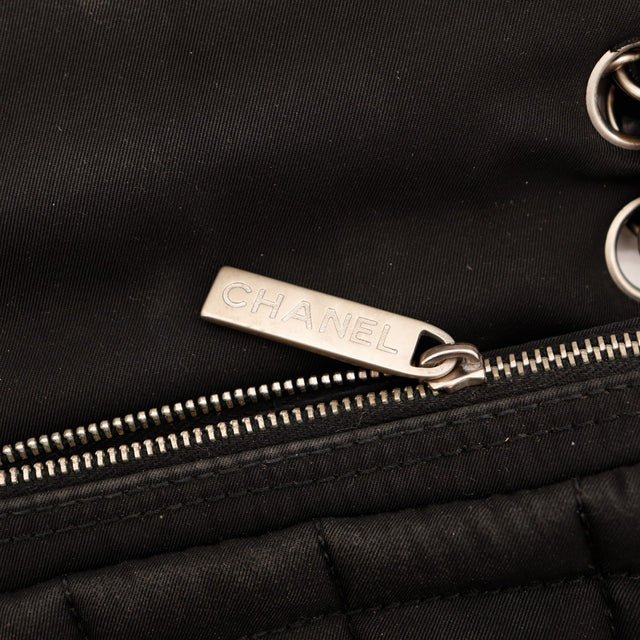 Détail tirette gravée Chanel Chocolate Bar satin noir — AMANA Vintage