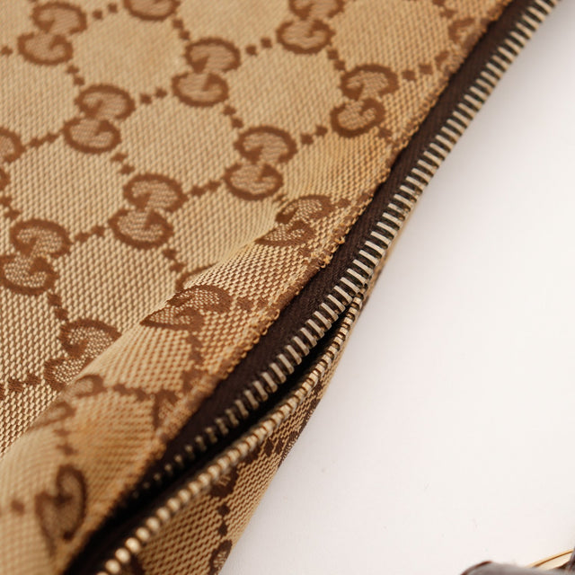 Détail toile monogrammée et zip sac Gucci Hobo occasion authentique — AMANA Vintage