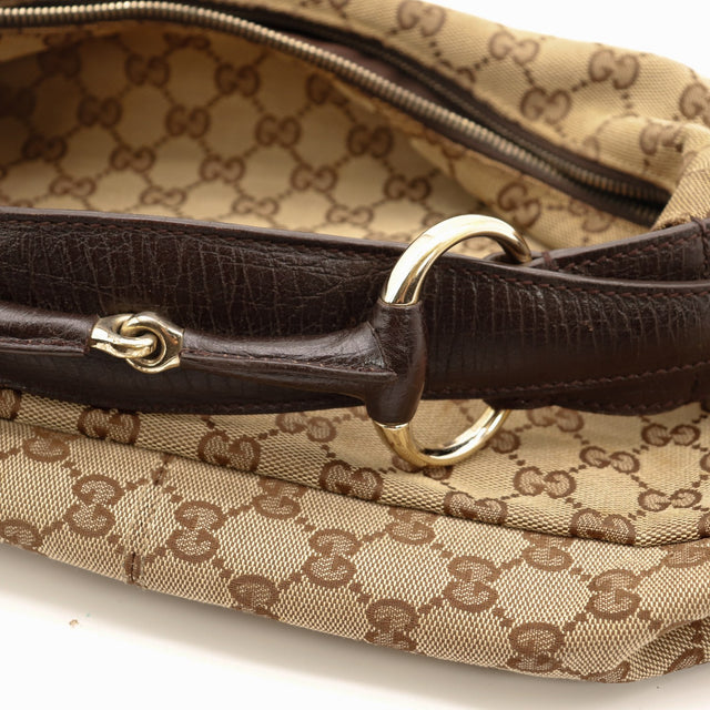 Détail anse cuir et anneau doré sac Gucci Hobo occasion authentique — AMANA Vintage