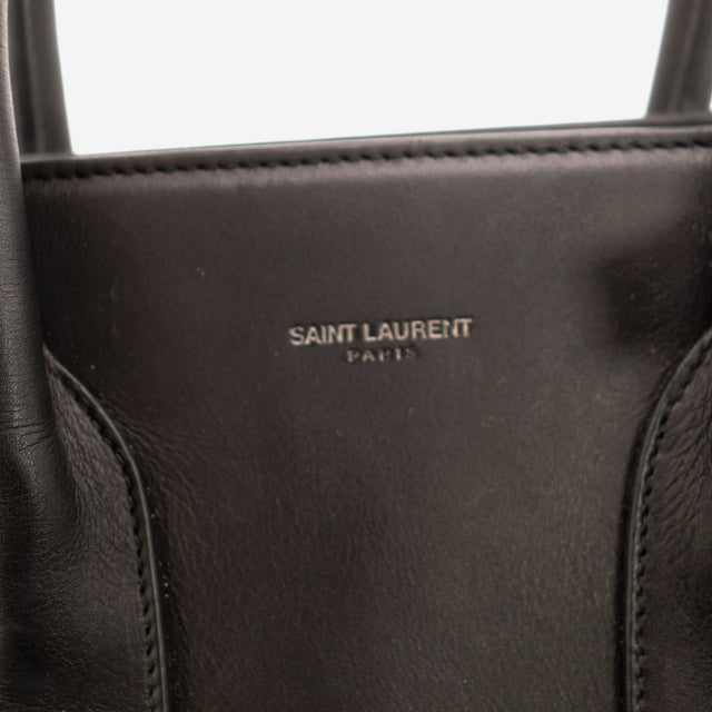 Détail estampille Saint Laurent Paris sur cuir noir Sac de Jour — AMANA Vintage