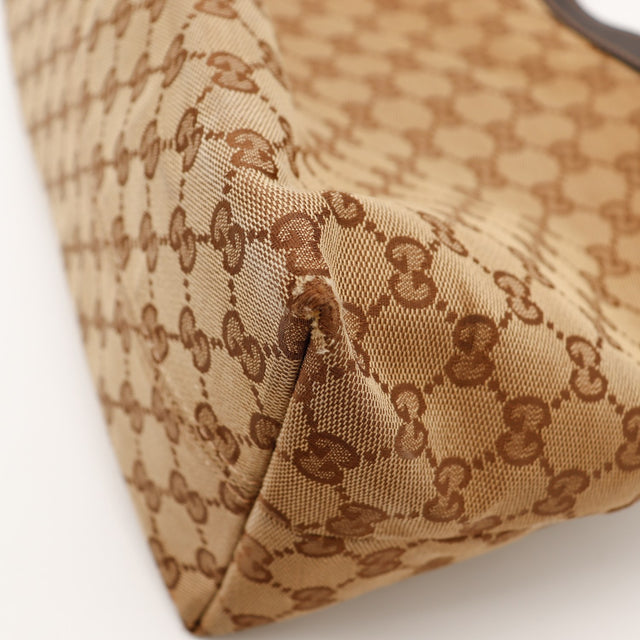 Détail coin inférieur toile usée sac Gucci Hobo occasion authentique — AMANA Vintage