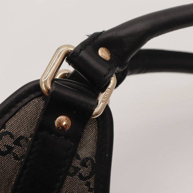 Détail attache d'anse cuir noir et argenterie dorée Gucci Hobo — AMANA Vintage