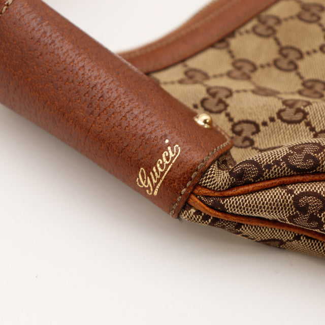 Détail logo Gucci doré sur cuir marron Hobo Bambou occasion authentique — AMANA Vintage