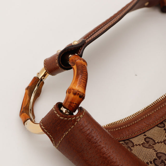 Détail anneau bambou et anse cuir Gucci Hobo Bambou occasion authentique — AMANA Vintage