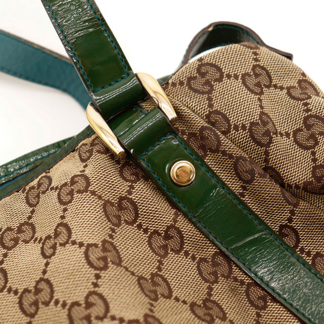 Détail anneau doré et bande de cuir verni Gucci Hobo — AMANA Vintage