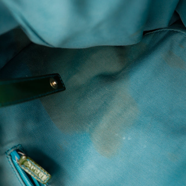 Détail taches sur la doublure intérieure sac Gucci Hobo — AMANA Vintage