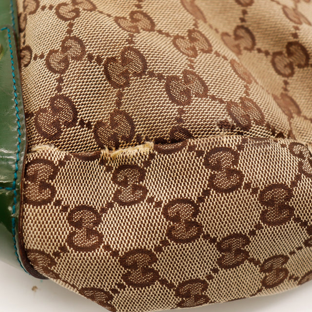Détail coin inférieur avec usure de la toile Gucci Hobo — AMANA Vintage